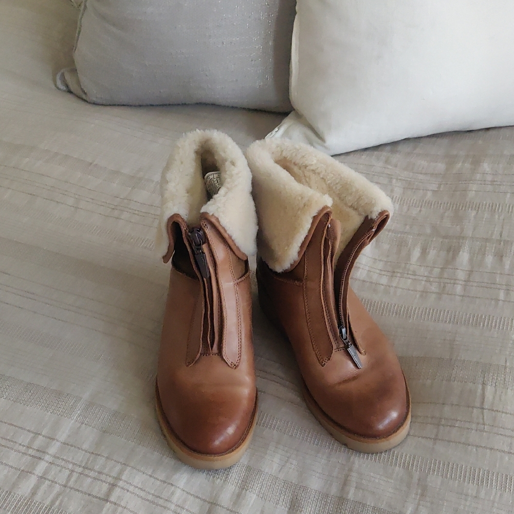 UGGCaleigh Zip-Front Leather & Shearling-Lined Wedge Boots 9.5